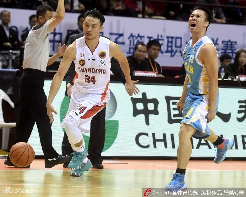 丁彦雨航执行关键罚球，全场屏息凝视，他深吸一口气目光锁定篮筐，准备用稳定的出手为球队增添胜势。