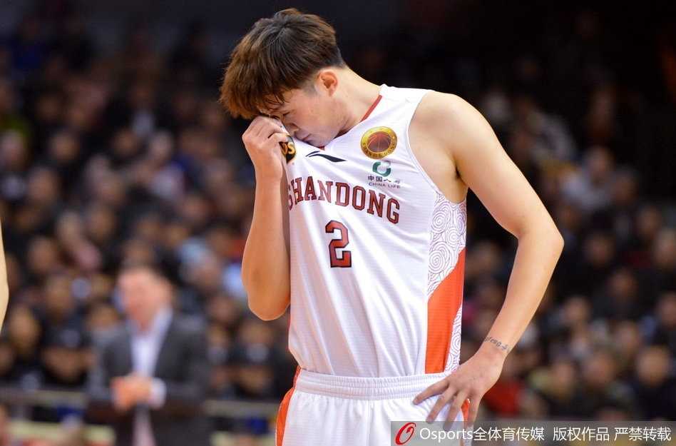 方硕在三分线外一步坚决出手，皮球越过防守球员的指尖，在空中旋转着直奔篮筐而去，这是属于北京队后卫的大心脏时刻。