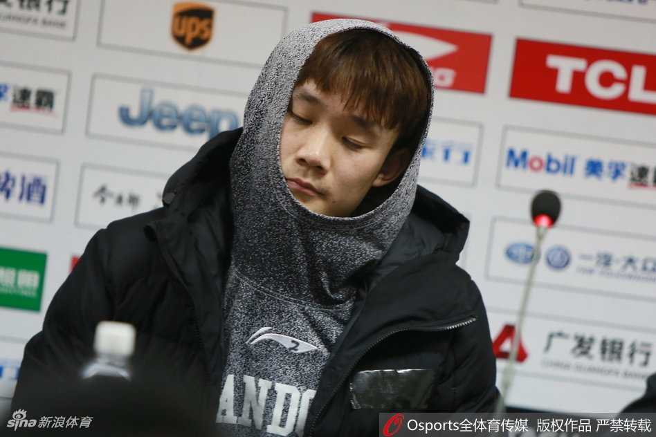 表情彻底放飞，张着嘴好像在与记者热烈地争论着什么，手势也情不自禁地加入进来，活脱脱一个行走的表情包。