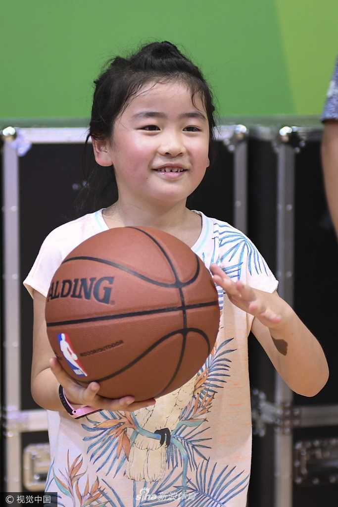 活动结束后，姚沁蕾依然意犹未尽，她独自在场馆内跑来跑去，长长的影子投射在地板上，仿佛预示着未来她将在属于自己的人生舞台上，走出比父辈更高更远的路。