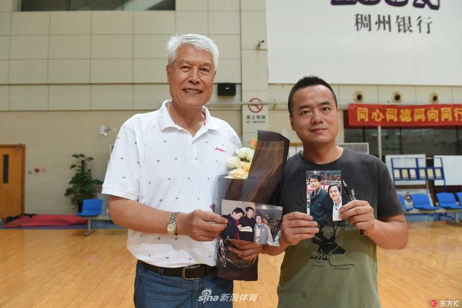 在众人陪同下，蒋兴权拎着行李走出车站，神态从容，不时与身旁的工作人员低声交流，举手投足间尽显名帅风范。