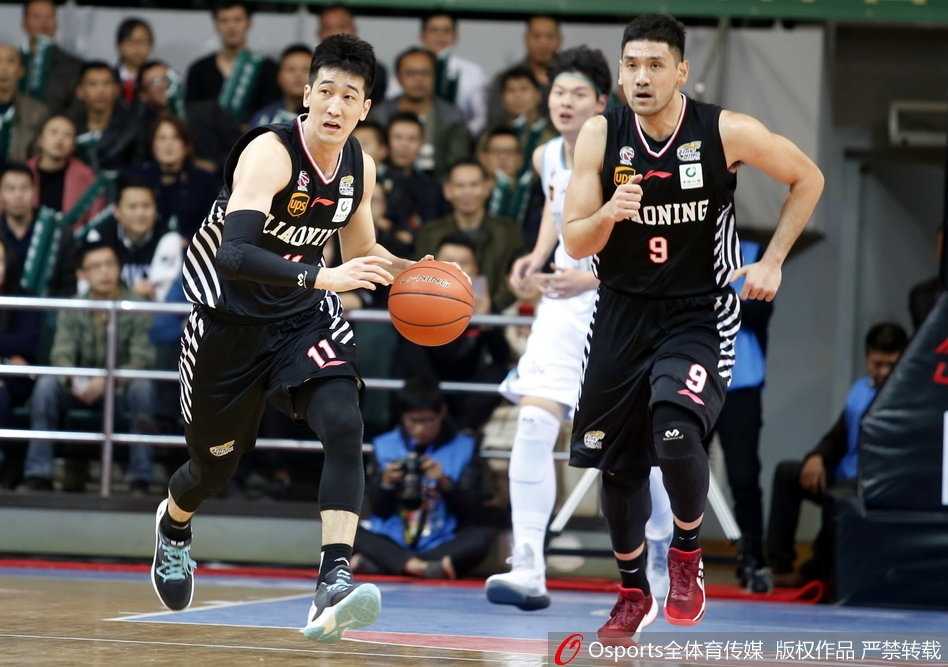 哈德森在三分线外面对防守人，自信出手，篮球划过一道美丽的弧线直奔篮筐，他在下半场的爆发是球队取胜的关键。