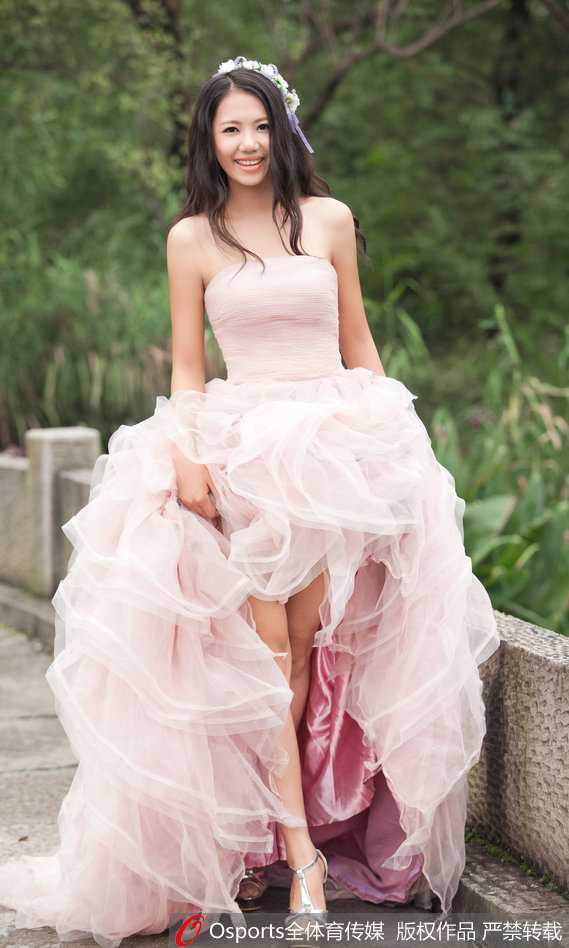 杨鸣与妻子唐佳良，被称为CBA最帅主帅的他，身边站着一位低调优雅的女性，她是他人生赛场的“最佳第六人”。