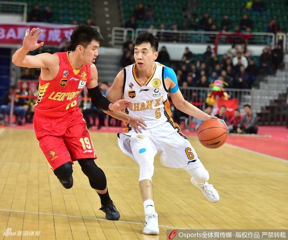 老将斯科拉在深圳队内线群中巧妙勾手，篮球划过完美弧线直奔篮筐