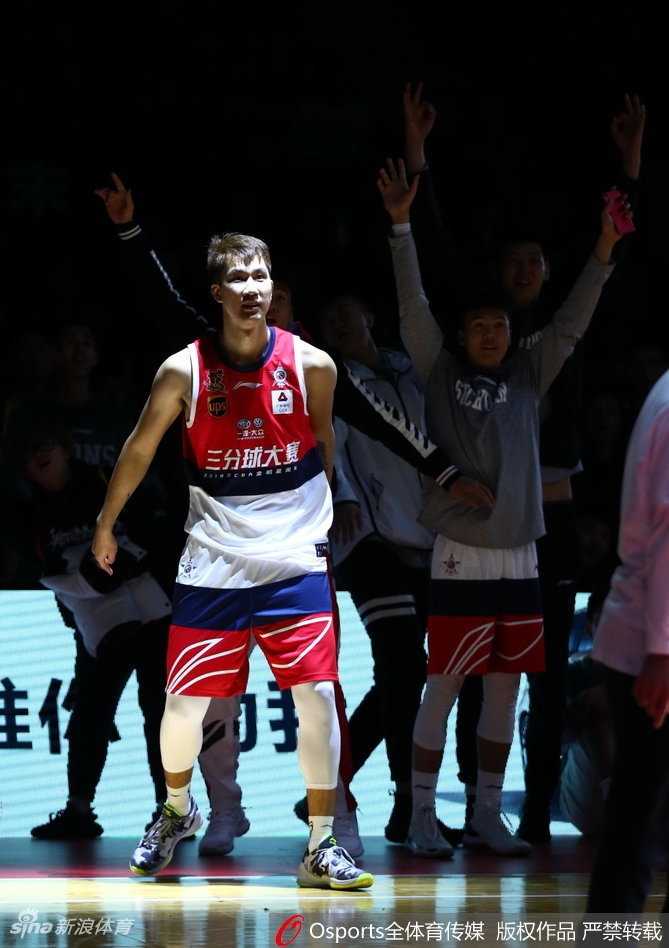 晋级决赛的于长春握拳庆祝，眼中闪烁着自信的光芒，此刻他已在憧憬打破纪录的荣耀瞬间。