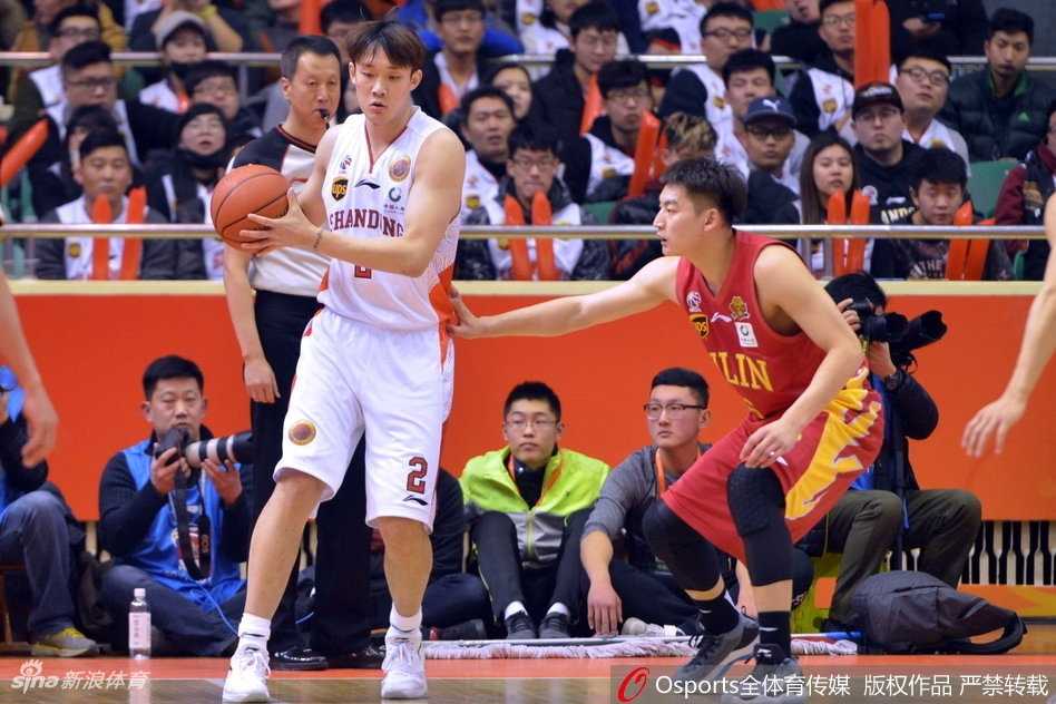 丁彦雨航犹如神兵天降，在吉林队层层围堵的防线中撕开缺口，以标志性的突破上篮撕裂对手防线。