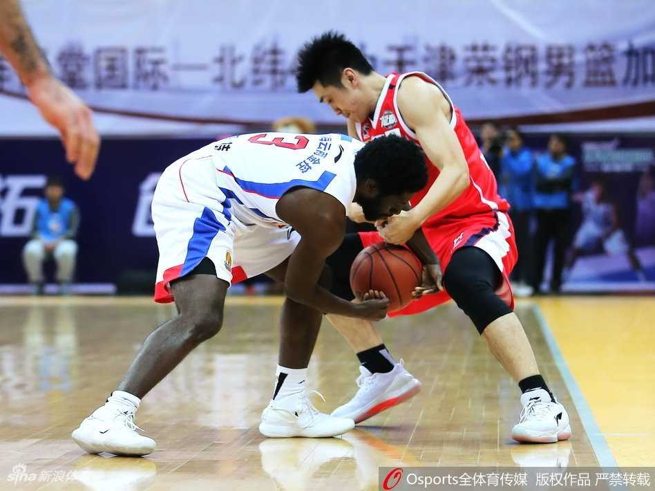 天津队外援杰特在比赛最后时刻面对三人包夹防守，毅然决然起身后仰跳投，篮球越过防守者的指尖飞向篮筐，这一球杀死了比赛悬念。