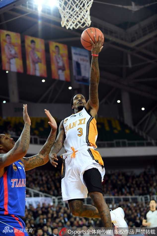 山西主场球迷看台座无虚席，身着统一助威T恤的观众们全部起立，挥舞着手臂为主队呐喊助威。