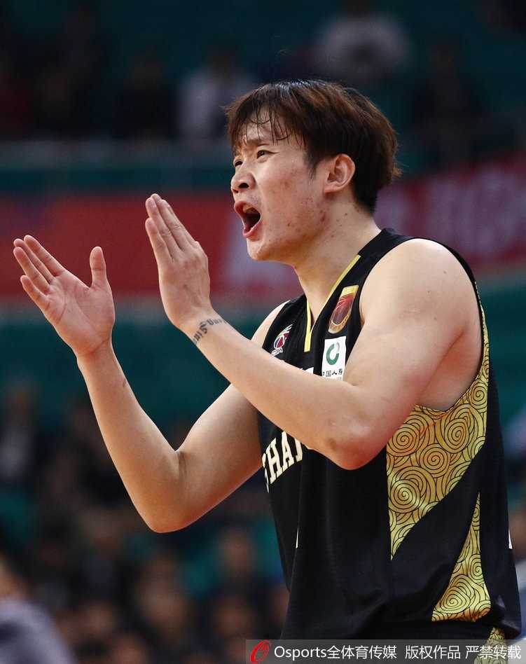 山东高速内线悍将陶汉林在两名广州队球员的夹击下暴力隔扣，展现出了惊人的弹跳力和力量。