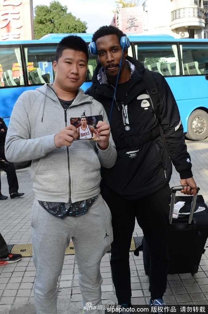 三晋双枪耀申江:詹宁斯与斯科拉引爆山西男篮新纪元 在拥挤的人群中,詹宁斯接过一支记号笔,眼神中透露出些许疲惫但更多的是对新赛季挑战的渴望,身旁的安保人员正努力维持着现场的热情秩序。