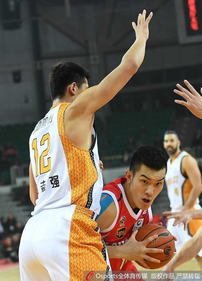 山西后卫曾令旭高速运球突破广州队的严密防线，他目光如炬，在高速运动中寻找着送出致命一传的绝佳时机。
