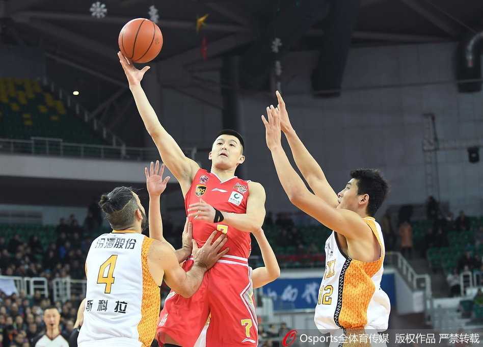 老将斯科拉背身单打八一球员，他用一个逼真的转身晃开防守，随后轻舒猿臂，篮球划出优美弧线空心入网。