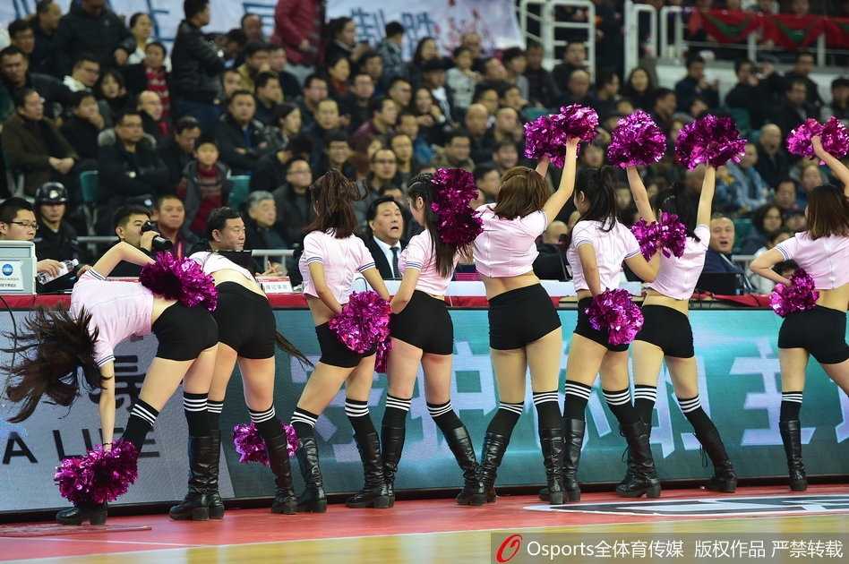 山西啦啦队宝贝们身着亮黄色动感套装，在技术台前一字排开，她们随着音乐节拍整齐地跃起，充满活力的马尾辫在空中划出优美的弧线，瞬间点燃了全场球迷的热情。