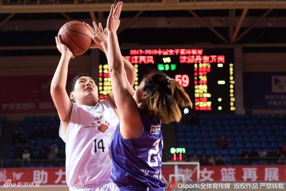 沈部隊教練組在場邊神情專注地布置戰術，他們手勢堅定，仿佛在為場上的弟子們傳遞必勝的信念與智慧。