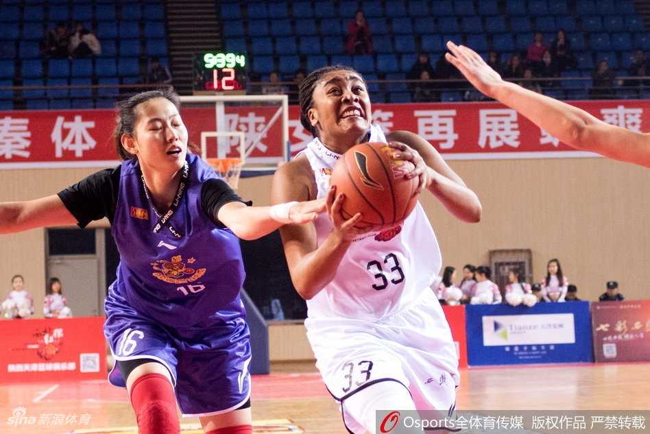 陕西队外援塔克在包夹之下强行出手，皮球在空中划出一道弧线，她堅毅的背影承載著全隊追分的希望。