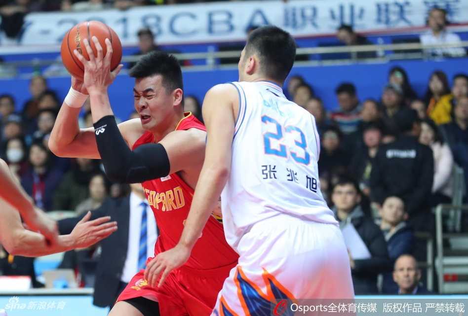 深圳队外援萨林杰在曾文鼎的顶防下依然强行摘下前场篮板，面对三人合围利用强壮的身体完成二次进攻，全场狂砍37分16篮板的豪华数据。