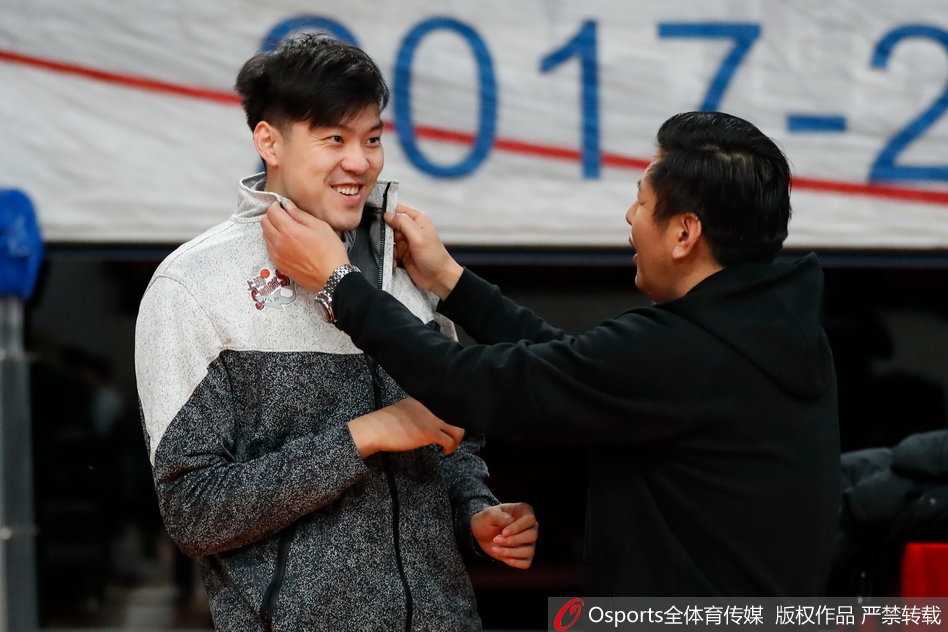 上海大鲨鱼厉兵秣马,弗雷戴特搞怪“暗算”队友 张兆旭在内线卡位要球,身后的防守球员努力顶防,两人肌肉紧绷争夺有利位置。