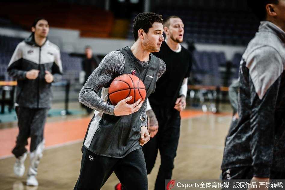 上海大鲨鱼厉兵秣马,弗雷戴特搞怪“暗算”队友 李秋平指导双手抱胸站在场边,神情专注地观看着弟子们的折返跑练习。