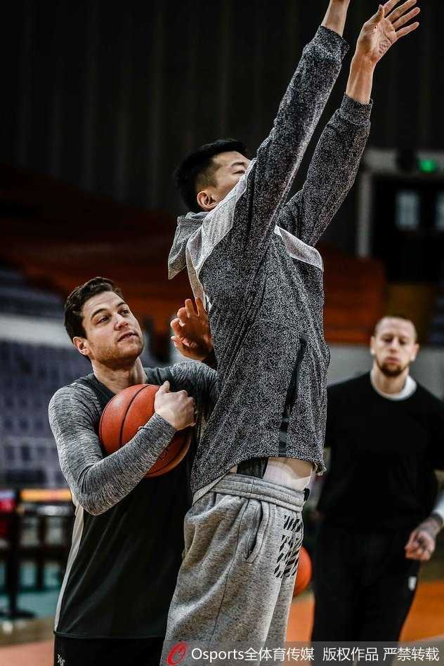 上海大鲨鱼厉兵秣马,弗雷戴特搞怪“暗算”队友 弗雷戴特在队友身后做鬼脸,双手悄悄伸向队友腰间,准备搞怪偷袭。