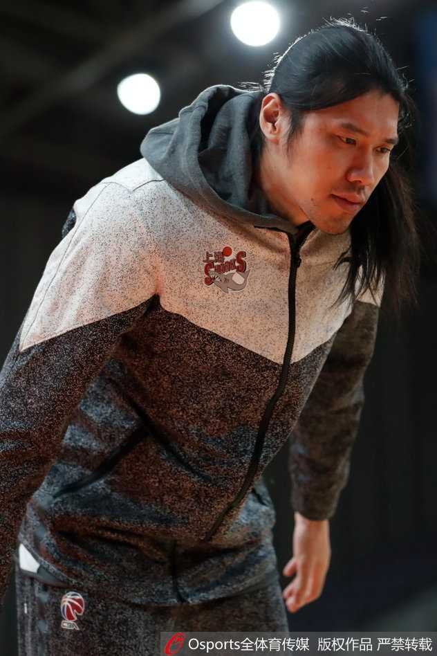 上海大鲨鱼厉兵秣马,弗雷戴特搞怪“暗算”队友 球员们围成一圈,手臂互相搭在一起,正在齐声高喊口号鼓舞士气。