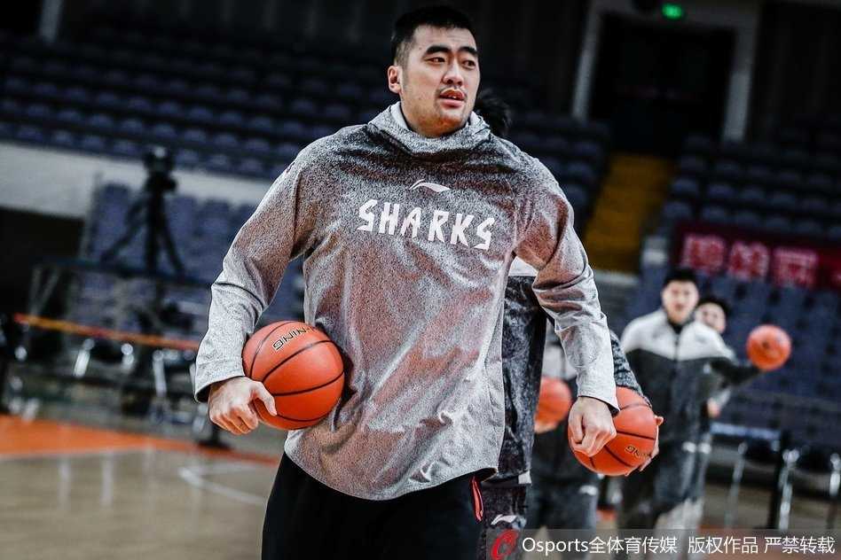 上海大鲨鱼厉兵秣马,弗雷戴特搞怪“暗算”队友 弗雷戴特运球突破防守球员,眼神犀利,身体舒展,准备急停跳投。