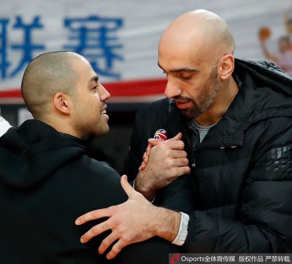 上海大鲨鱼厉兵秣马,弗雷戴特搞怪“暗算”队友 训练结束后,弗雷戴特独自坐在场边拉伸,汗水湿透了球衣,眼神望向远方若有所思。