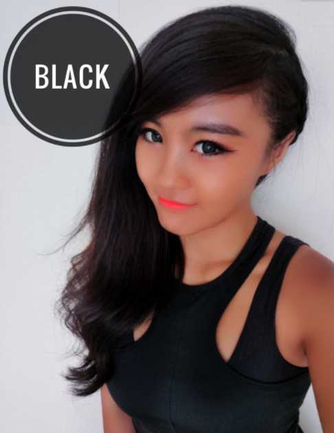 特写镜头下，美人鱼宝贝轻抬手臂，指尖仿佛划过水面，带着粼粼波光的鱼尾在身后散开。