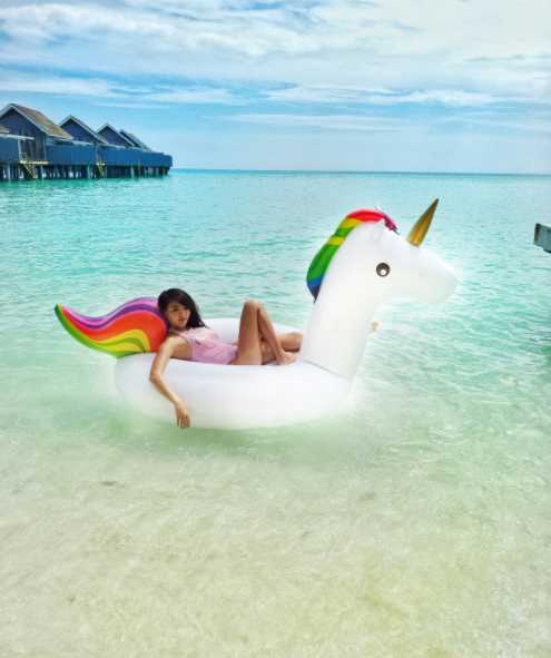 群像中，众美人鱼排成一列，各种色彩的鱼尾交相辉映，展现出团队错落有致的美感。