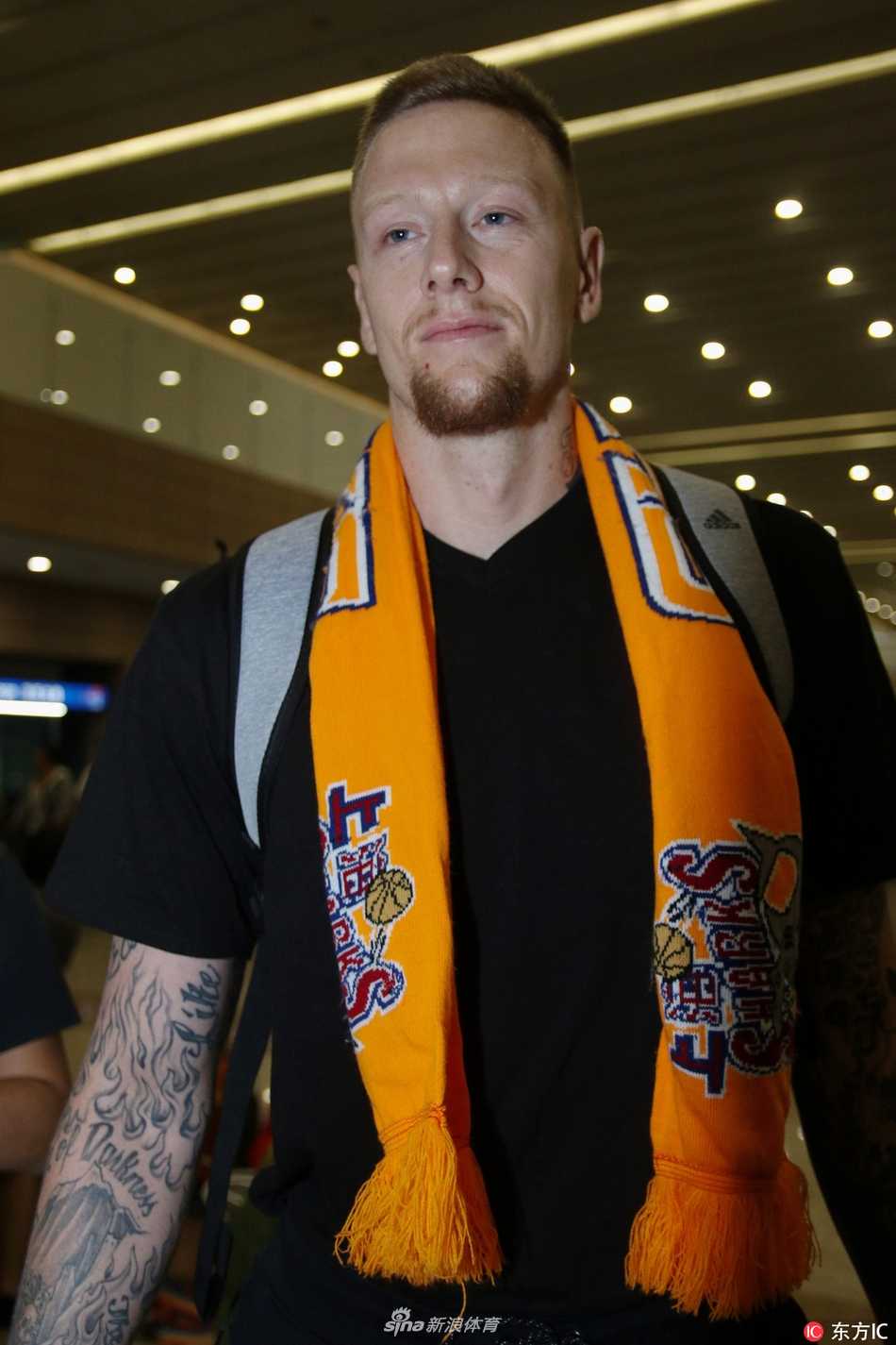 上海大鲨鱼迎新季 重炮明纳拉斯携爱妻空降申城 身形高大的明纳拉斯身着一袭休闲黑衣,与金发妻子并肩走出通道,脸上洋溢着初来乍到的灿烂笑容,仿佛对这座城市和新赛季充满无限憧憬