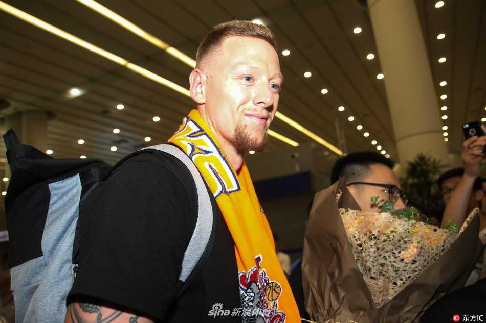 上海大鲨鱼迎新季 重炮明纳拉斯携爱妻空降申城 走出机场通道的明纳拉斯单手轻推着行李车,另一只手自然地护在妻子身后,细节处展现着新婚丈夫的体贴与保护欲