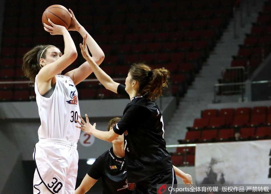 陕西队外援塔克在三人包夹下强行出手，尽管防守压力巨大，但她依然奋力为球队争取每一个得分机会