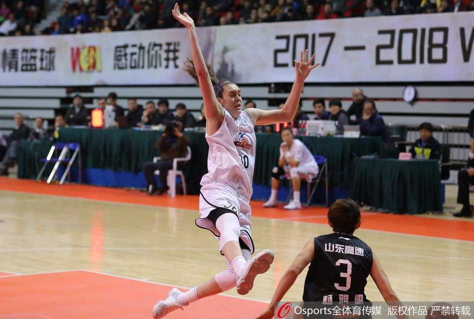 上海女篮主场惨败山东吞首败,六连胜纪录戛然而止 上海队外援斯图尔特高高跃起摘下篮板,眼神坚定,试图在山东队重重包围中为球队寻找机会。