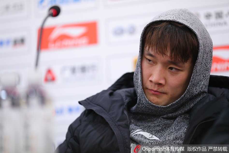 小丁在发布会现场突然做出一个搞怪的撇嘴表情，眼睛眯成一条缝，瞬间打破了发布会的严肃气氛