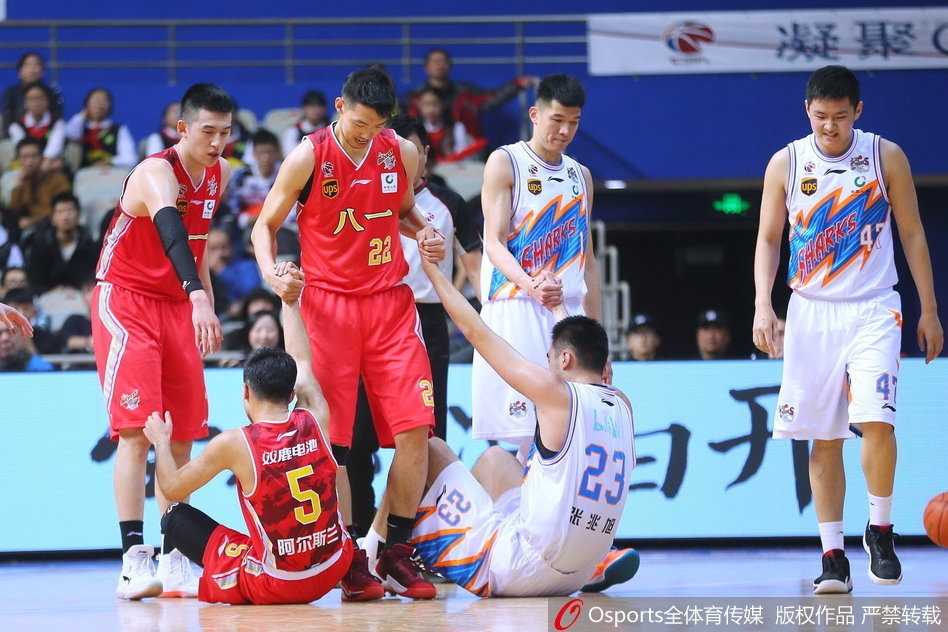 身着白色球衣的上海队吉祥物“篮板王”在漫天彩带中挥舞着大旗，身后是山呼海啸的球迷看台，整个源深体育馆汇成了一片欢腾的蓝色海洋。