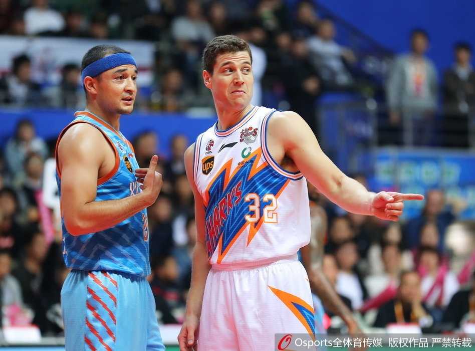 身披大鲨鱼战袍的明纳拉斯面对飞虎防线，高高跃起出手三分，皮球在空中划出一道美丽的彩虹