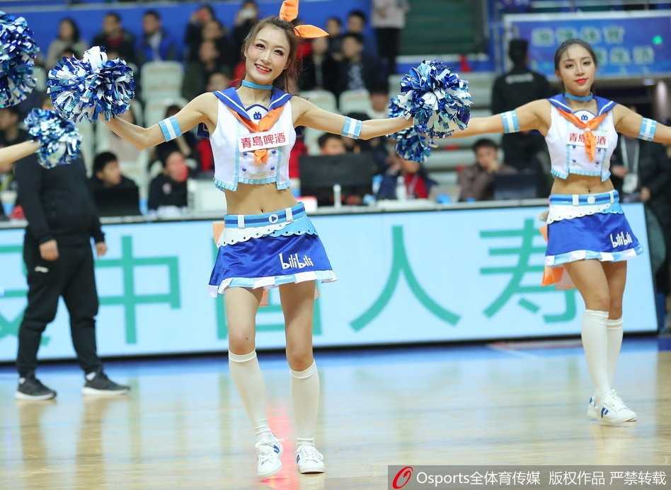 上海滩巅峰对决大鲨鱼吞掉山东男篮,篮球宝贝热舞点燃源深体育馆 伴随着劲爆的音乐节奏,篮球宝贝们在球场中央尽情舞动,她们整齐划一的动作和自信的笑容,瞬间点燃了全场球迷的热情。