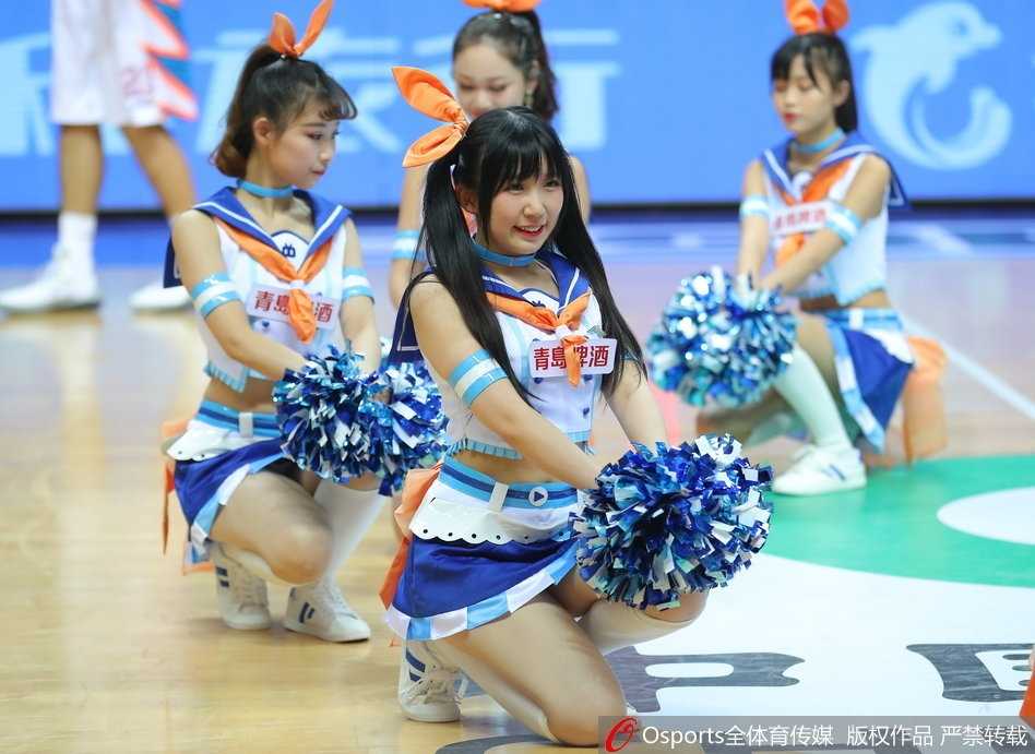 上海滩巅峰对决大鲨鱼吞掉山东男篮,篮球宝贝热舞点燃源深体育馆 在比赛即将结束的垃圾时间,篮球宝贝们依然全情投入,她们手拉手向看台上的观众致意,感谢球迷们整晚的支持与呐喊。