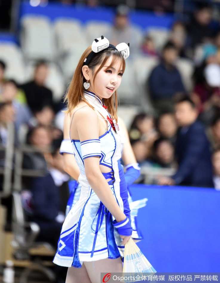 上海滩的二次元萌力:记一七赛季篮球宝贝的俏皮瞬间 表演结束,女孩对着镜头送出飞吻,微微倾斜的身体和俏皮的表情充满了感染力。背景里模糊的看台和灯光,仿佛都在为这一刻的可爱定格做陪衬。