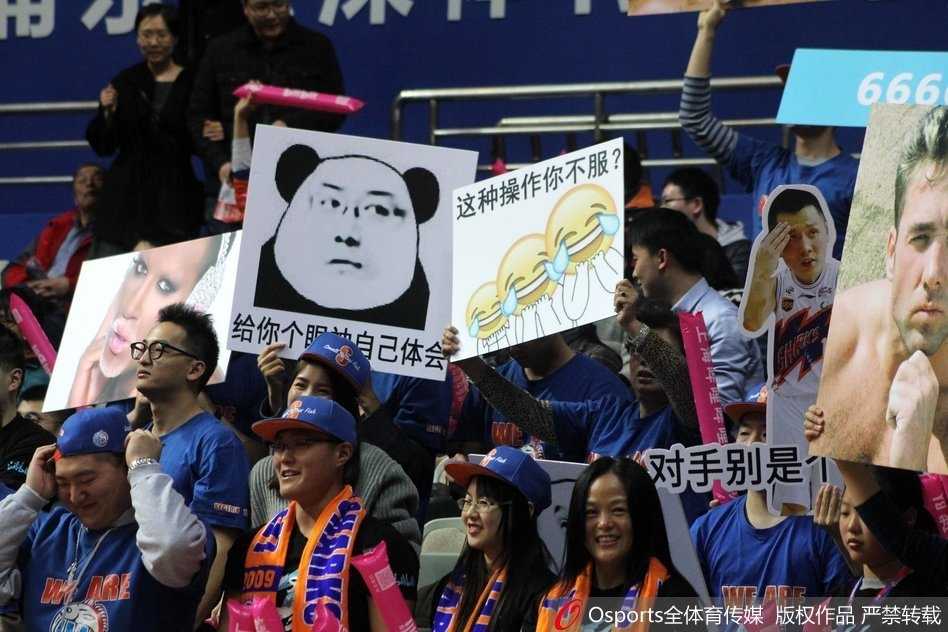 全景镜头扫过场边，几名球迷共同拉着一面巨大的横幅，上面写着