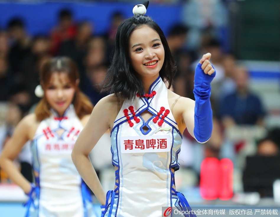 上海滩的激情脉搏:篮球宝贝的热舞与这座城市的蓝色荣耀 中场休息时,宝贝们变换了队形,用极具张力的舞蹈动作诠释着音乐的节拍,她们飞扬的发丝和专注的神情,感染力十足。