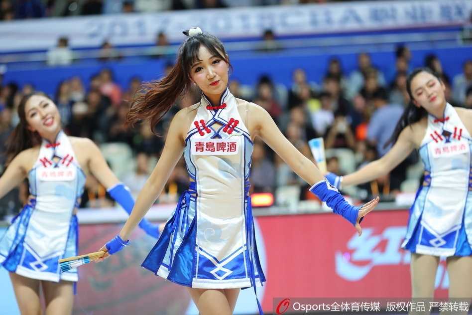 上海滩的激情脉搏:篮球宝贝的热舞与这座城市的蓝色荣耀 伴随着动感的节奏,一位宝贝的马尾辫在空中划出利落的弧线,她自信的笑容和充满力量感的舞步,让看台上的观众都忍不住随之摇摆。