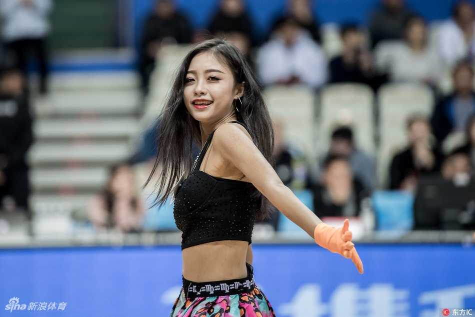 镜头拉近，一位长相甜美的拉拉队员在热舞中回眸，额前的刘海随着动作微微飘起，眼神灵动带笑，娇俏可人的模样仿佛带着电流，让看台上的球迷纷纷举起手机，记录下这心动一刻。