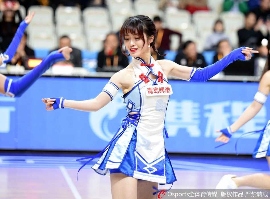 在五彩斑斓的灯光下，篮球宝贝们扬起手中的彩球，动作整齐划一充满力量感，她们不仅是场上的舞者，更是带领全场观众一起欢呼的领袖。