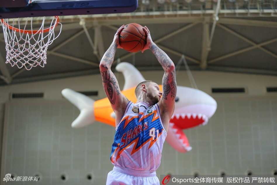 上海男篮主场激战胜福建,取关键三连胜 赵泰隆底角三分线外干拔跳投,皮球空心入网瞬间篮网翻起白浪,福建射手这场手感滚烫如烙铁