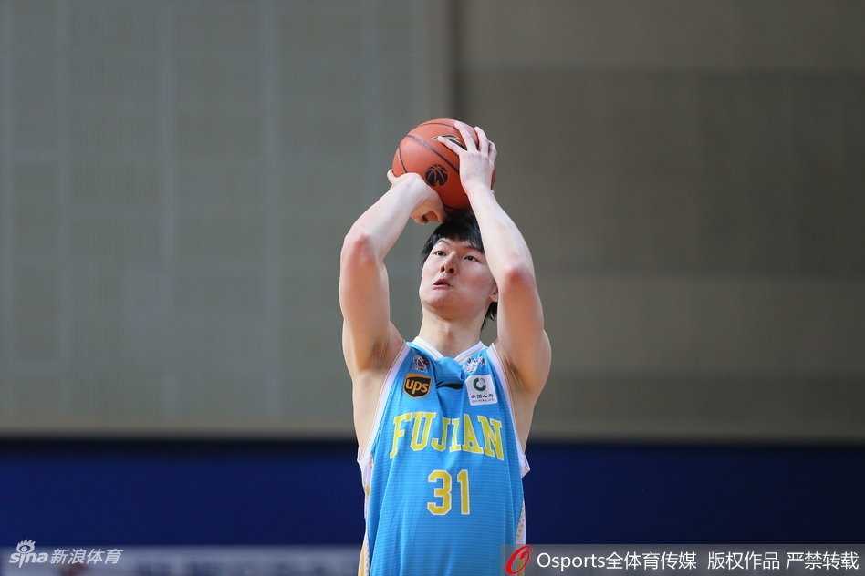 上海男篮主场激战胜福建,取关键三连胜 卢伟关键时刻手起刀落命中三分,握拳怒吼与队友撞胸庆祝,这位老将用大心脏表现为球队锁定胜局