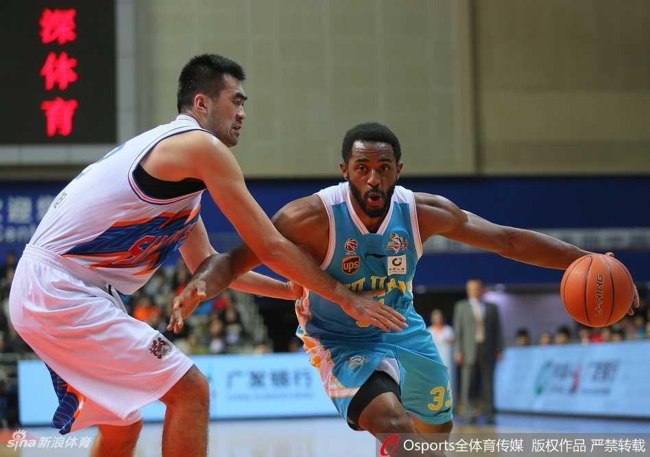 上海男篮主场激战胜福建,取关键三连胜 翟逸高高跃起单手劈扣,整个身体在空中完全舒展如满弓,防守球员只能无奈仰望成为背景板