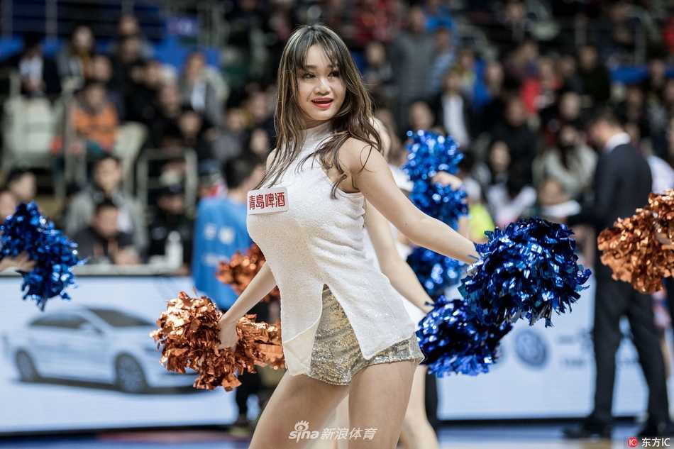 上海男篮啦啦队:赛场上跃动的青春风暴,清纯与妩媚共舞 手持闪耀彩球的啦啦队女孩们摆出俏皮的ending pose,身姿轻盈如舞动的精灵,青春气息扑面而来