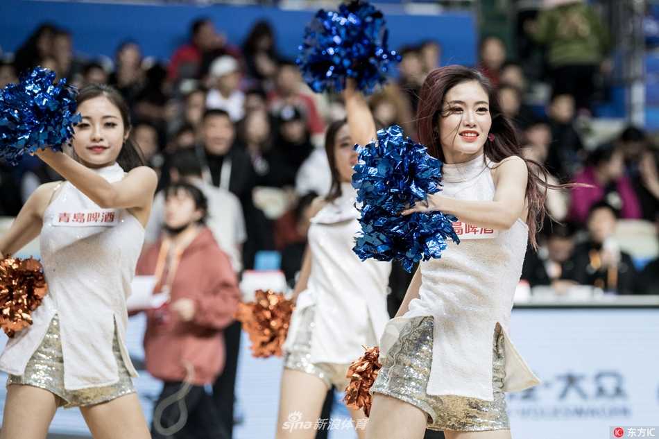 上海男篮啦啦队:赛场上跃动的青春风暴,清纯与妩媚共舞 啦啦队成员们在场上围成一圈,伸展手臂展现出优美的身体曲线,仿佛一群优雅的白天鹅在霞光下舞动