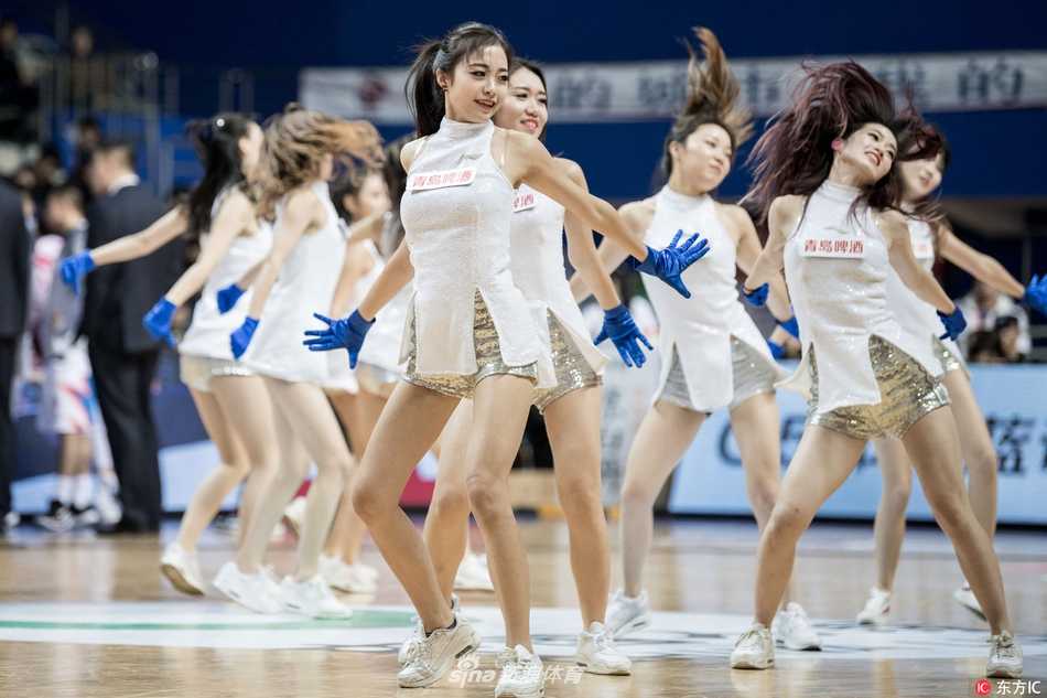 上海男篮啦啦队:赛场上跃动的青春风暴,清纯与妩媚共舞 一位啦啦队队员在热舞中回眸一笑,眼眸中闪烁着灵动的光芒,妩媚的神态与青春的装扮形成独特魅力