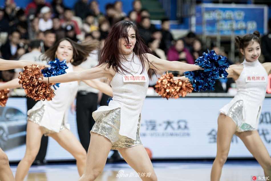 上海男篮啦啦队:赛场上跃动的青春风暴,清纯与妩媚共舞 镜头特写下,一位扎着高马尾的啦啦队女孩眼神专注而自信,精致的五官和甜美的妆容在灯光下格外耀眼